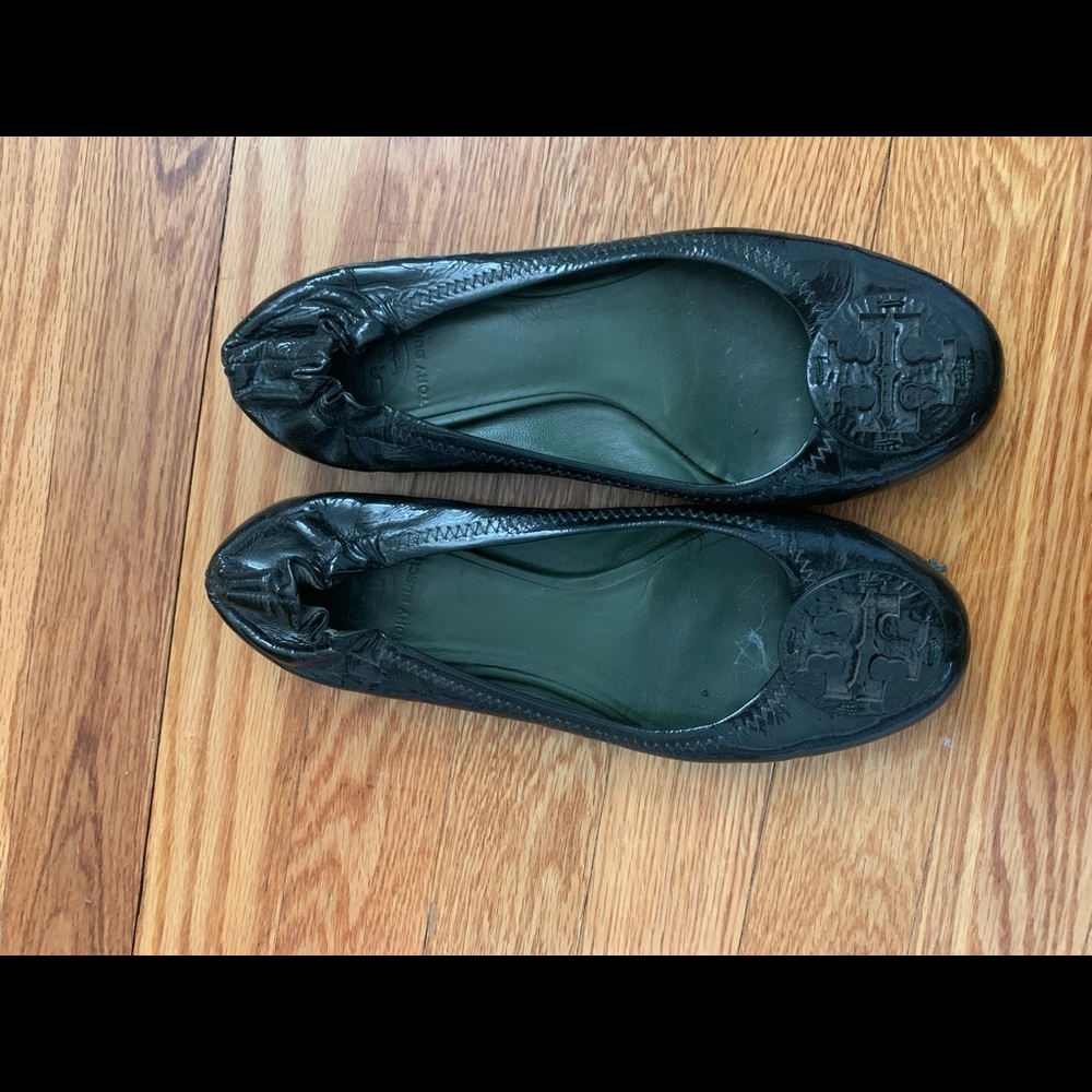 Tory Burch green patent leather revas